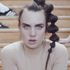 MØ se la joue rebelle pour "Walk This Way"
