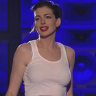Anne Hathaway reprend "Wrecking Ball" de Miley