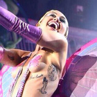 Miley Cyrus, seins nus, choque en concert