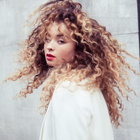 Ella Eyre en showcase privé à Cannes