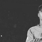 J. Bieber, en pleurs, rend hommage aux victimes