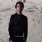 Mika s'engage contre la violence dans "Hurts"
