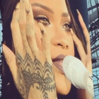 Rihanna fond en larmes sur scène (vidéo)