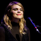 Coeur de pirate embrasse une femme sur scène