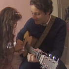 Vianney chante avec une jeune fan malade
