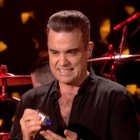Robbie Williams touche ses fans et se désinfecte