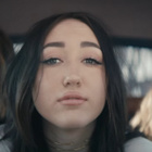 Noah Cyrus profite de sa jeunesse dans son clip