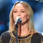 Vanessa Paradis recadre un fan en plein concert