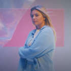 Louane est "Désolée" dans son nouveau clip