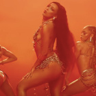 Doja Cat sensuelle dans le clip "Woman"