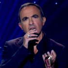 Nikos Aliagas chante à la télévision grecque