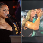 Alicia Keys embrassée de force par une fan