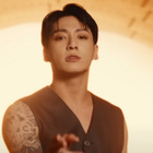Jung Kook : le clip de "Standing Next To You"