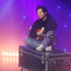 Vianney découvre sa statue au musée Grévin