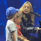 Santa invite deux enfants sur scène en plein concert