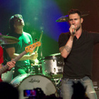 Tops UK : Maroon 5 prive Chris Brown de n°1