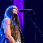 Alanis Morissette étonne et séduit à l'Olympia