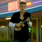 Cody Simpson et son ukulélé pour "La Da Dee"