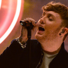 James Arthur s'excuse en direct