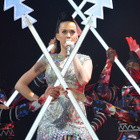 Katy Perry se vautre sur scène !
