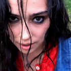 Alka dans le clip érotique "Qui je suis"