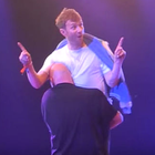 Damon Albarn éjecté de force hors de scène