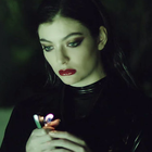 Lorde en femme fatale pour "Magnets"