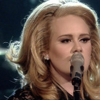 Adele dévoile deux inédits en concert