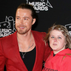 NMA : J. Doré monte les marches avec une fan !