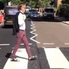 Paul McCartney rejoue la pochette d'Abbey Road