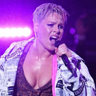 Pink étincelle aux BRIT en live