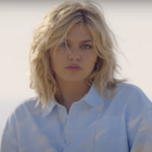 Louane part "Peut-être" sur la plage