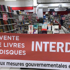 La fermeture des rayons culturels fait polémique