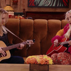 "Friends" : Lady Gaga chante "Smelly Cat"
