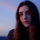 Birdy part "Voyager" dans son clip