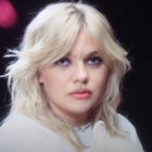 Louane en pleine "Tornade" dans son clip