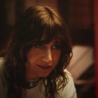 Izia se déchaîne dans le clip "Etoile noire"