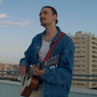 Pierre Garnier chante son single en acoustique
