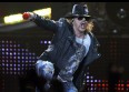 Axl Rose casse les dents d'un fan sur scène !