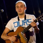 Ours enchaine avec "En jean et féminine"