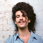 King Charles tout blanc pour le clip "LoveBlood"
