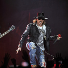 Axl Rose trébuche et tombe au Hellfest