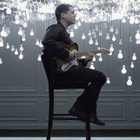 Cris Cab s'illumine dans le clip "Loves Me Not"