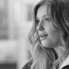 Ella Henderson s'épanche dans le clip "Yours"