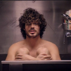 Gaël Faure se met à nu dans le clip "Comme si"