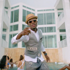 Omi à Miami pour le clip "Hula Hoop"