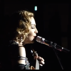 Madonna, en larmes, rend hommage aux victimes