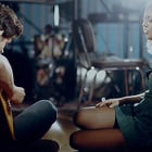 Louane chante "Notre amour boit la tasse"