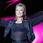 Sheila, les larmes aux yeux, remonte sur scène