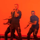 M Pokora chante "Ouh na na" en live